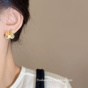 Cinnamon mist cold French retro gold three-dimensional flower earrings women's niche light luxury high-end simple and versatile earrings