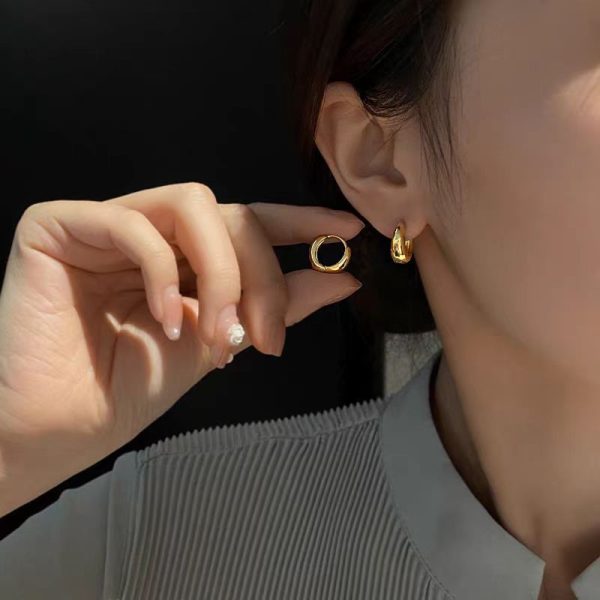 2024 New French Hepburn Style Retro Circle Water Drop Earrings Light Luxury Gold Versatile Plain Ring Titanium Steel Earrings Women - Image 3