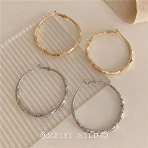 French retro twisted metal large hoop earrings high-end temperament 2025 new fashionable and versatile simple earrings