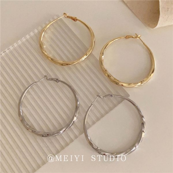 French retro twisted metal large hoop earrings high-end temperament 2025 new fashionable and versatile simple earrings - Image 5