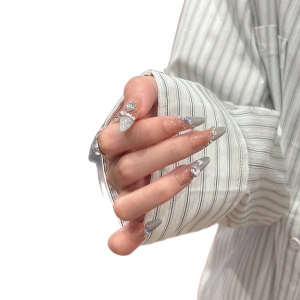 Internet celebrity explosive rich daughter temperament, light luxury, high-end atmosphere, fairy wearing nail nail patch, finished product - Image 5