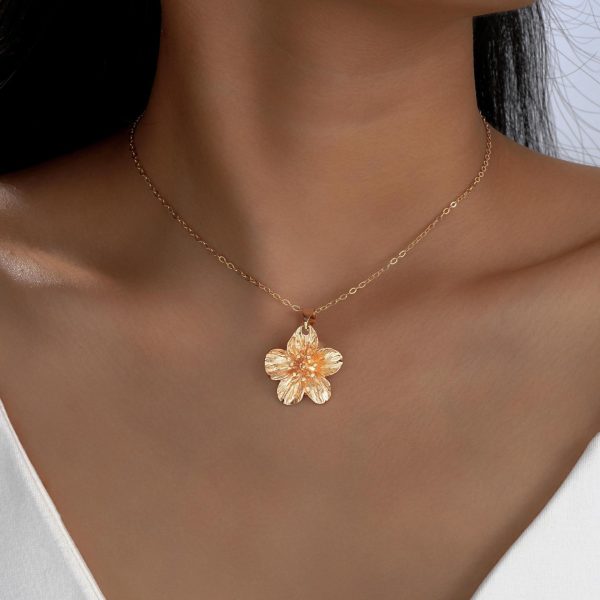 Cross-border hot selling pleated flower pendant necklace fashion personality women's metal collarbone chain simple temperament necklace