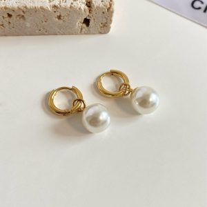 French vintage pearl pendant earrings, women's titanium steel plated 18K gold, simple earrings, earrings, new trend in 2024