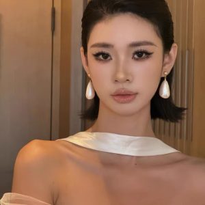 New retro Hong Kong style temperament water drop pearl simple earrings atmospheric French versatile earrings