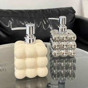 Light luxury shampoo and shower gel are bottled for household press-type lotion bottles, hotel bathroom hand sanitizer bottles are empty