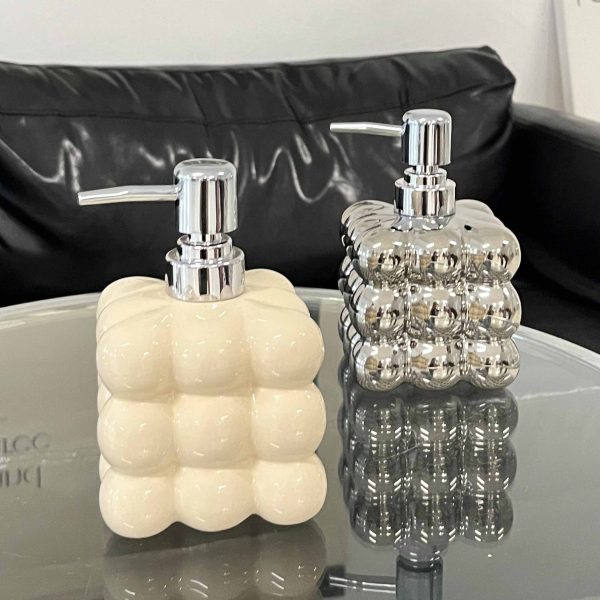 Light luxury shampoo and shower gel are bottled for household press-type lotion bottles, hotel bathroom hand sanitizer bottles are empty