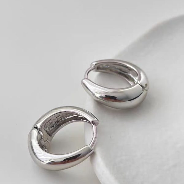 2024 New French Hepburn Style Retro Circle Water Drop Earrings Light Luxury Gold Versatile Plain Ring Titanium Steel Earrings Women - Image 4