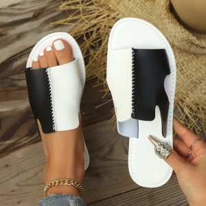 Casual flat plus size cross-border slippers women's 2025 new color-blocking comfortable one-line black and white foreign trade sandals wholesale