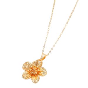 Cross-border hot selling pleated flower pendant necklace fashion personality women's metal collarbone chain simple temperament necklace