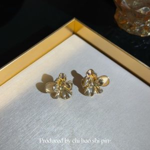 Cinnamon mist cold French retro gold three-dimensional flower earrings women's niche light luxury high-end simple and versatile earrings