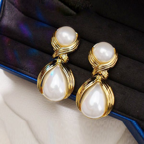European and American exaggerated imitation pearl drop earrings, French light luxury fashion, creative court retro earrings, Internet celebrity earrings, women