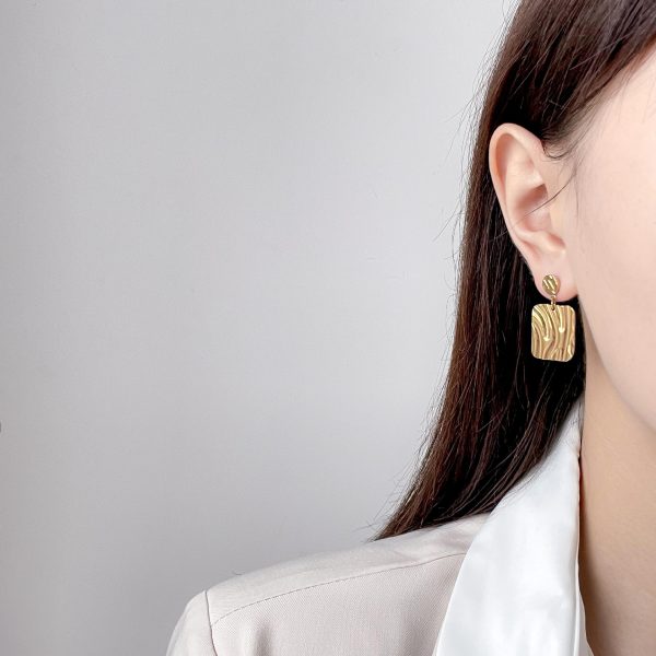 Super beautiful French art vintage square tinfoil pleats wrinkles hammered crater gold earrings studs - Image 2