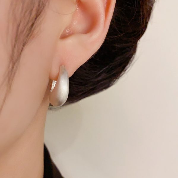 Niche design: dumb metal brushed earrings, French retro fashion earrings, simple and versatile earrings - Image 3